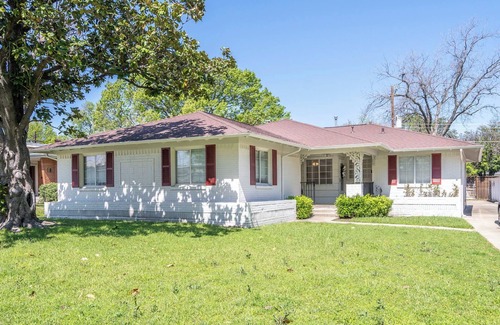 Northeast Dallas House | House-Walkable-2 BRMS-2 Kings-SMU-Downtown Dallas-Lake-Work-from-Home-Vacationnn