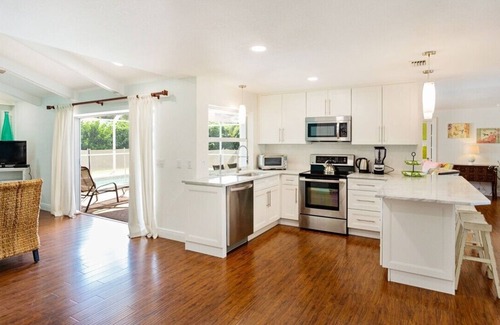 Park Shore House | House west of 41: 10 min. walk to beach, park, arts, restaurants and shopping!