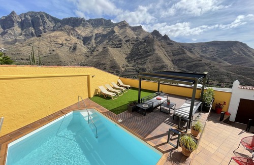 Agaete House | House with heated pool and jacuzzi, groups, families with pets and views.
