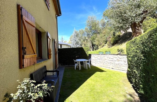 Osseja Apartment | House with 2 terraces, garden and collective swimming pool with open views of the mountains