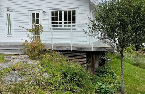 Stromstad House | House with a light interior, on a little island