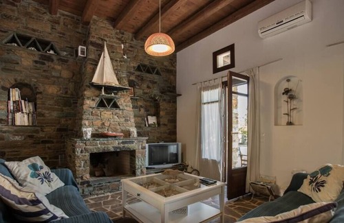 Kato Fellos House | House with a pool in Andros