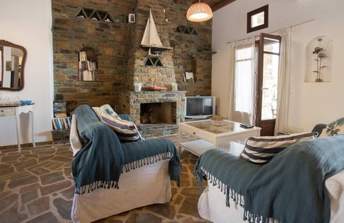 Kato Fellos House | House with a pool in Andros