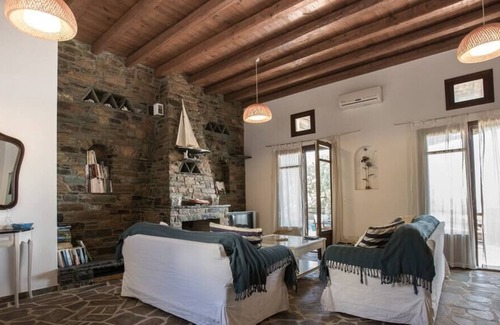 Kato Fellos House | House with a pool in Andros