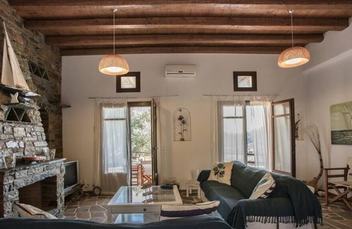 Kato Fellos House | House with a pool in Andros