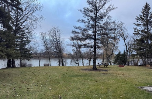 West St. Paul House | House with a River Back Location