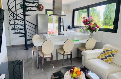 Longages House | House with all modern comforts, swimming pool, spa and sauna.