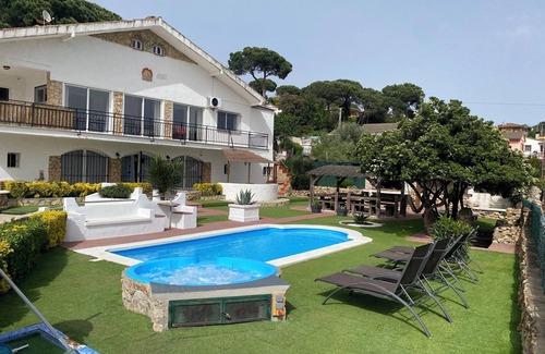 Macanet de la Selva Apartment | House with pool and spa