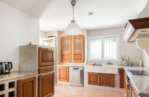 Morieres-les-Avignon Villa | House with terrace and garden near Avignon