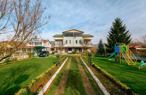 Southern Marmara House | House with Garden and Balcony in Kartepe