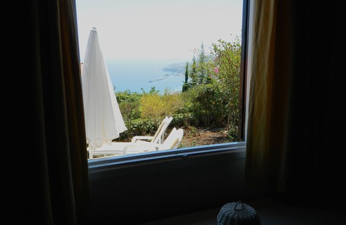 Sao Goncalo House | House with garden and view over Bay of Funchal