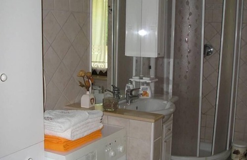 Montelaguardia Apartment | House with garden on green hills