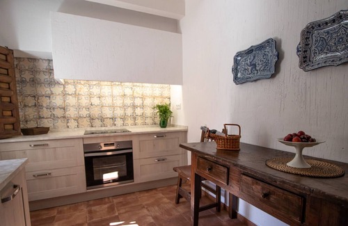 Old Town Cottage | House with garden, pool and private parking in the historic heart of Cuenca