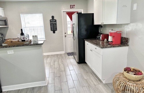 Pompano Beach House | House with hot tub near the Beach. We’re pet-friendly!