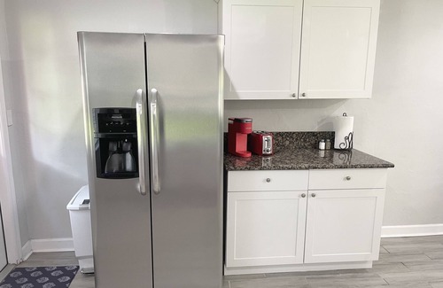 Pompano Beach House | House with hot tub near the Beach. We’re pet-friendly!