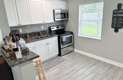 Pompano Beach House | House with hot tub near the Beach. We’re pet-friendly!