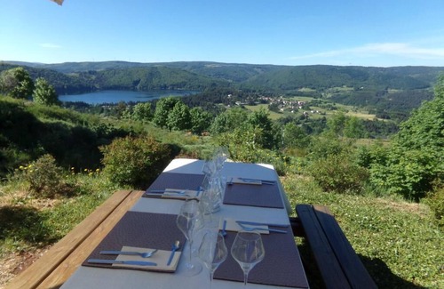 Le Lac-d'Issarles House | House with lake and mountain views