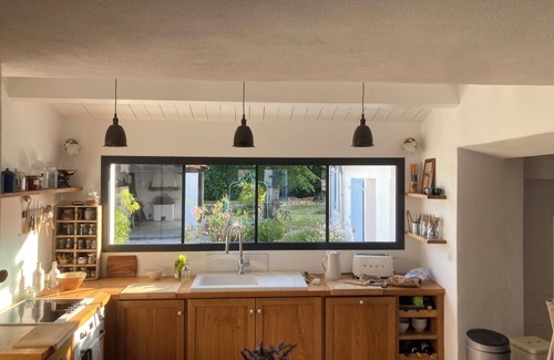 Noirmoutier-en-l'Ile House | House with large garden 200m from the château with 5 bedrooms + 5 bathrooms. Sleeps 10.