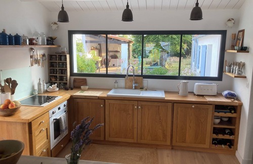 Noirmoutier-en-l'Ile House | House with large garden 200m from the château with 5 bedrooms + 5 bathrooms. Sleeps 10.