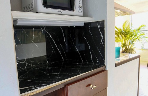 Punta Gorda House | House with Patio, Caribbean Hot-tub & Tiki Bar. Pet friendly. No cleaning charge
