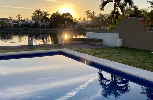 El Cid House | House with pool and lake view