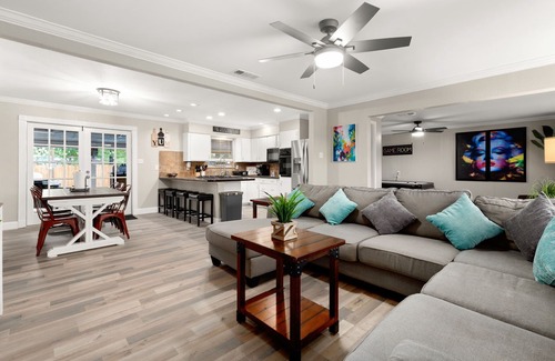 Lackland Terrace House | house with pool, Hot Tub and games located in central San Antonio