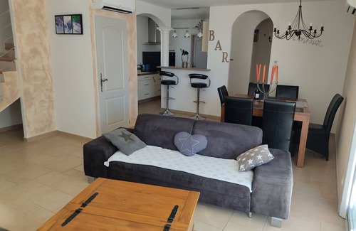 Vacqueyras Villa | House with Swimming pool Shaded terrace, Trampoline Enclosed garden Vineyard view