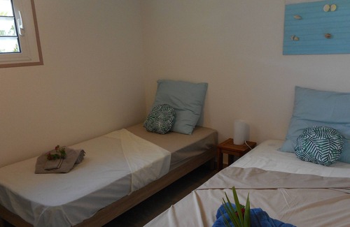 L'Autre-Bord House | House with swimming pool and private garden 400 metres from the beach and shops