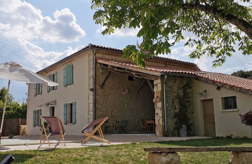 Auch House | House with swimming pool sleeps 13. A 15-minute walk from the historic center of Auch!