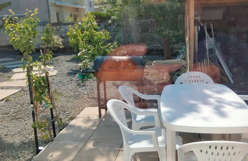 Saumur House | House with Tree-filled Garden