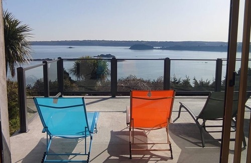 Ploubazlanec House | House with Veranda Sea View