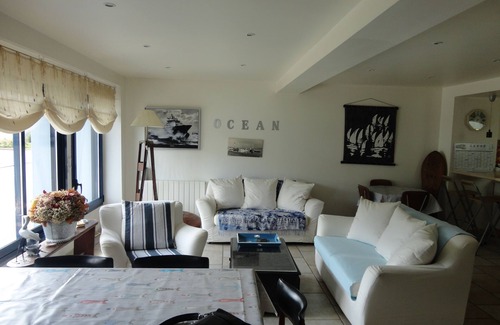 Plerin House | House without garden, sea view, close to the customs path.