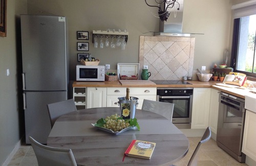 Nans-les-Pins Cottage | House-workshop on 2 ha wooded property private pool and jacuzzi