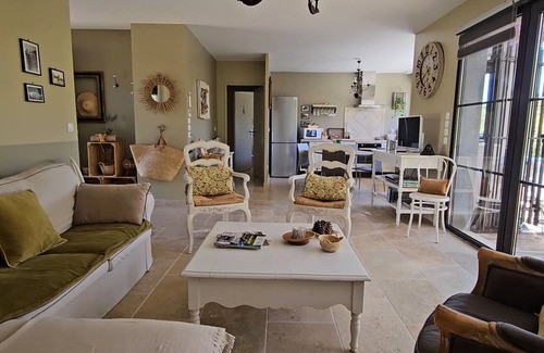 Nans-les-Pins Cottage | House-workshop on 2 ha wooded property private pool and jacuzzi