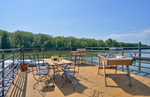 Conflans-Sainte-Honorine Apartment | Houseboat : Une Maison sur L'eau