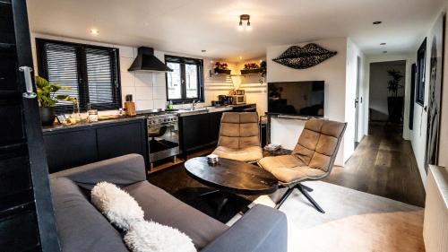 Nieuwmarkt en Lastage House | Houseboat-Amsterdam