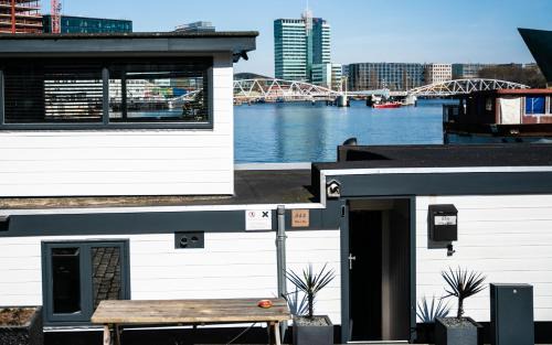 Nieuwmarkt en Lastage House | Houseboat-Amsterdam