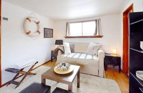 Eastern Docklands Boat Rental | Houseboat Captain's Quarters in Harbour Amsterdam