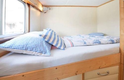 Eastern Docklands Boat Rental | Houseboat Captain's Quarters in Harbour Amsterdam