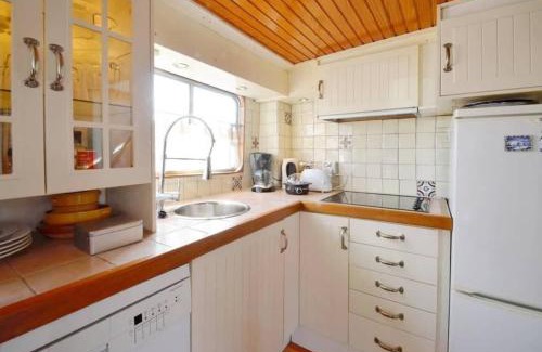 Eastern Docklands Boat Rental | Houseboat Captain's Quarters in Harbour Amsterdam