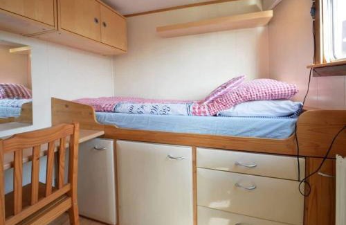 Eastern Docklands Boat Rental | Houseboat Captain's Quarters in Harbour Amsterdam