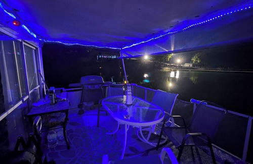 Jefferson City Boat Rental | Houseboat for a great Getaway weekend. on 29,000-acre Lake Cherokee