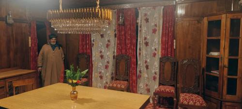 Dal Lake Hotel | Houseboat Green Mountain