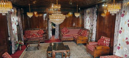 Dal Lake Hotel | Houseboat Green Mountain