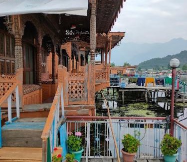 Dal Lake Hotel | Houseboat Green Mountain