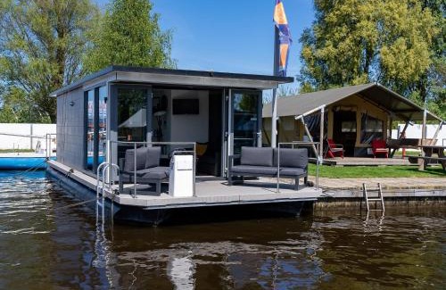 Heeg Boat Rental | Houseboat in Heeg with Stunning Marina Views