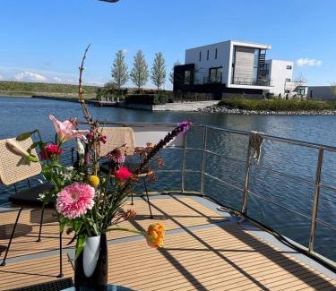 Kamperland Boat Rental | Houseboat Kamperland