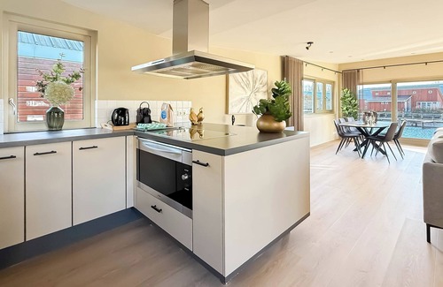 Municipality of Uitgeest House | Houseboat, located in the marina of Uitgeest