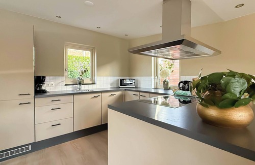 Municipality of Uitgeest House | Houseboat, located in the marina of Uitgeest