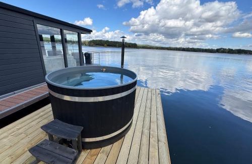 Middelaar Ski Chalet | Houseboat Marina Mookerplas 4-6 persons with Hottub